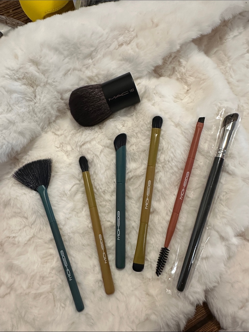 MAC Cosmetics 182 buffer brush & EIGSHOW Brush Set